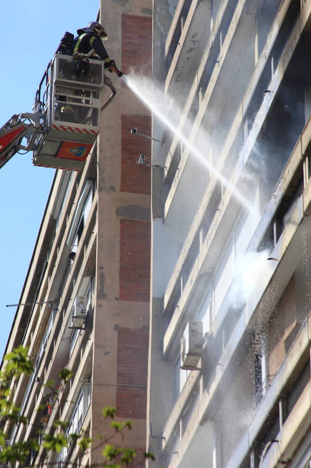 Požar u Zagrebu: Buktinja na balkonu vidjela se s ulice...