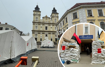 Tragedija s bine preselila se dolje, u gledalište među ljude. Tu daske doslovno život znače