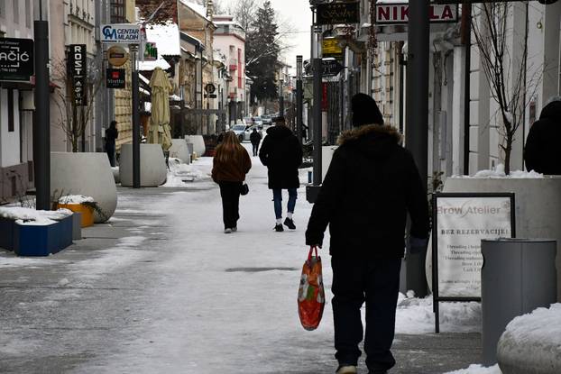 Zaleđene prometnice i javne površine Slavonskog Broda otežavaju kretanje građana
