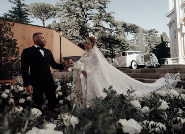 Varao ju je i silovao drugu, ona ga nije puštala. Vjenčali su se u Vatikanu. Conor objavio detalje