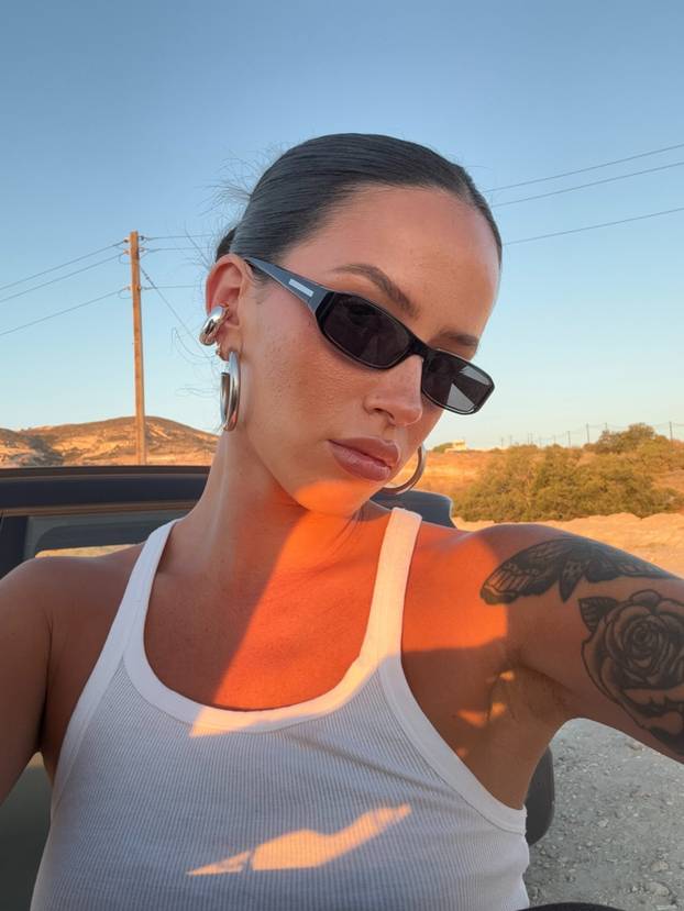 FOTO Sve nosi bez grudnjaka! Australka Eliza je cijela prirodna, kaže da voli slobodu