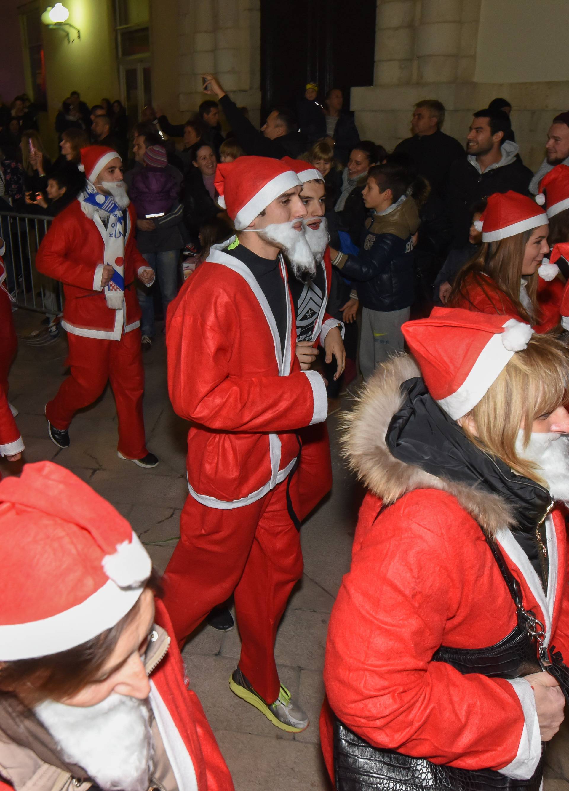 Advent u Zadru: Veseli Djedovi Božićnjaci protrčali su gradom