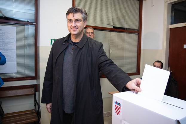 Zagreb: Andrej Plenković na Črnomercu glasovao na predsjedničkim izborima 