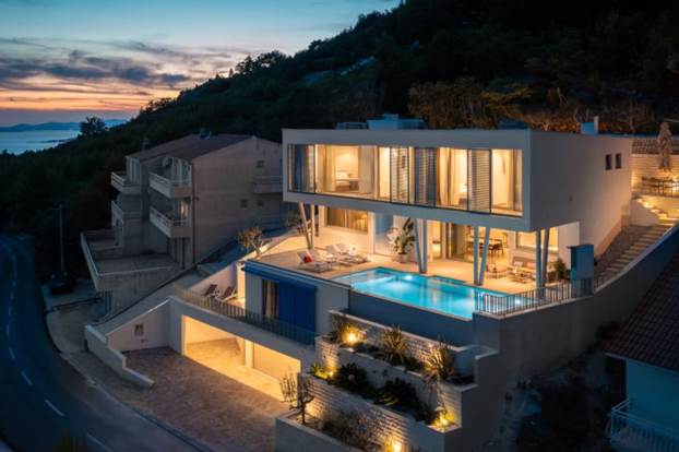 FOTO Luksuz na razini: Nova i moderna vila s infinity bazenom mami poglede u Omišu