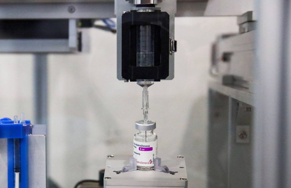 Ni kap se ne baca: Ovaj robot iz bočice izvlači 12 doza cjepiva