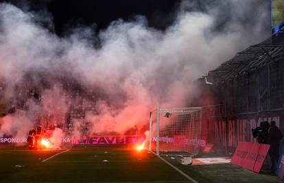 Bad Blue Boysi izazvali kaos na Rujevici! Bakljom skoro pogodili golmana Rijeke, trgali sjedalice