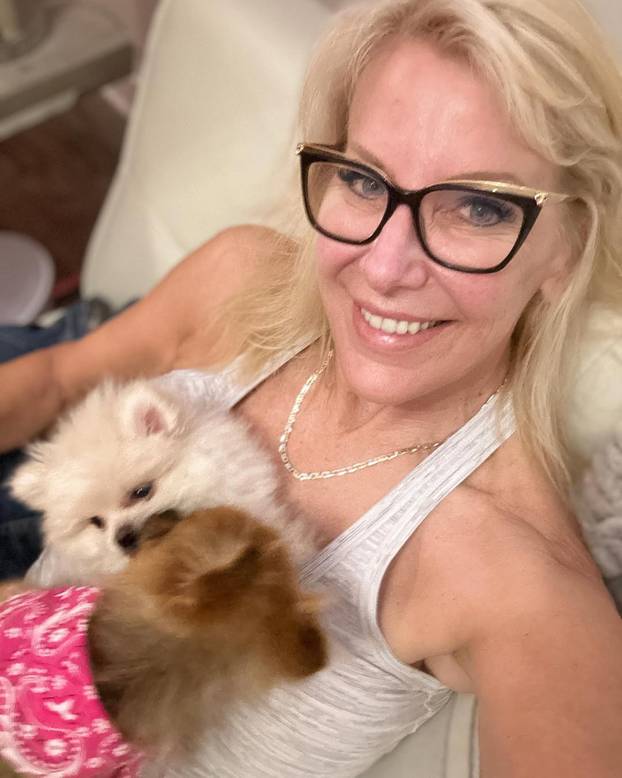 FOTO Policajka (61) dala otkaz i postala hit na internetu: Mnogi bi voljeli da ih 'privede'...