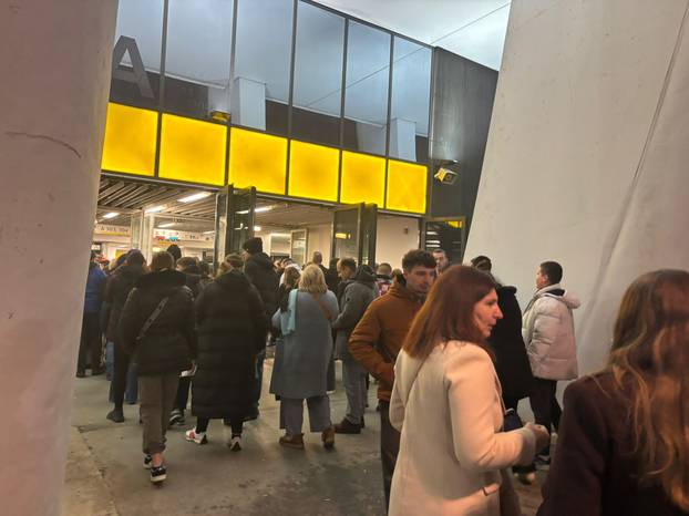 FOTO/VIDEO Stvaraju se gužve ispred Arene uoči koncerta Marka Perkovića Thompsona