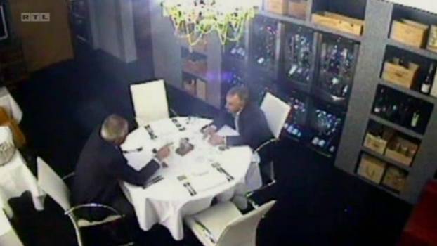 FOTO Ćaća je izašao iz zatvora: Uspon i pad bivšeg premijera, iza rešetaka proveo 10 godina