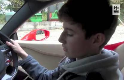 Snima se i hvali: Dječak (14) voli voziti tatin skupi Ferrari