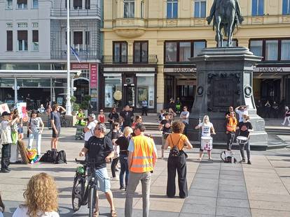 FOTO/VIDEO Klečavci molili na jednoj strani Trga bana Jelačića, na drugoj prosvjednici bubnjali