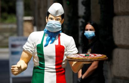 Novo normalno: Ručak u Rimu uz maske, pitaju i s kim jedete
