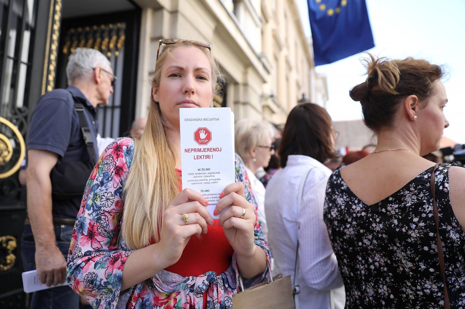 Zagreb: Inicijativa âSTOP neprimjerenoj lektiri!â ispred Sabora upozorila na naprimjerene sadrÅ¾aje lektira