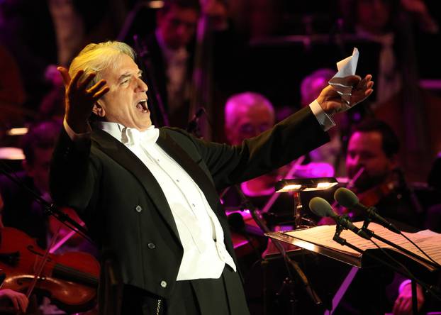 ARHIVA - Zagreb: Slavni tenor Jose Carreras pjevao za maestra Šuteja