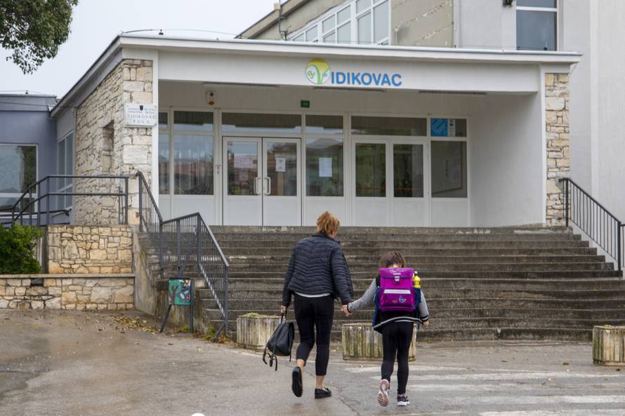 Pula: Učenici nižih razreda osnovne vratili se u školske klupe