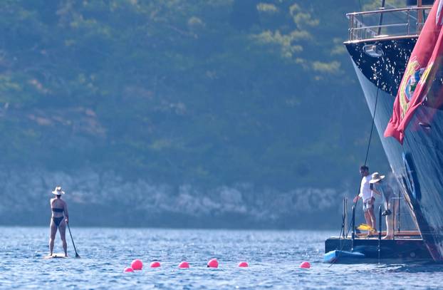 Lastovo: Poznati na jahti Jeffa Bezosa zabavljali se na palubi i u moru