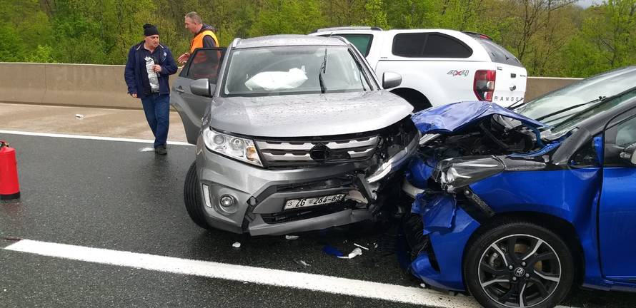 Strava na autocesti: Motorista Mercedes odbacio preko ograde