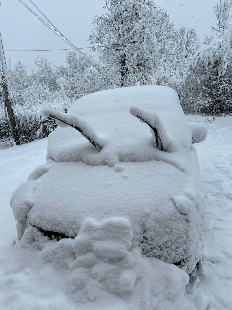 Snijeg izazvao velike probleme u prometu, bus zapeo na Macoli: ‘Tu smo četiri sata!‘