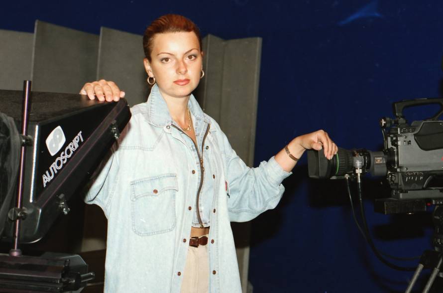 Savjetuje Kolindu, bacila se u turistički biznis i voli navijati