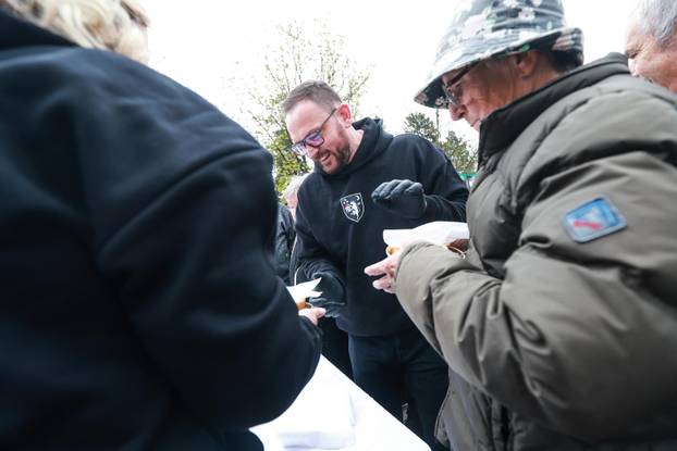 Velika Gorica: Gradona?elnik Krešimir A?kar povodom Uskrsa dijelio gra?anima prženu srdelu