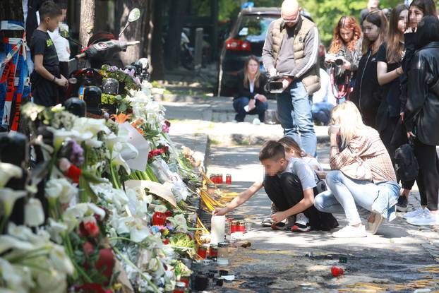 Beograd: Građani se upisuju u knjigu žalosti ispred osnovne škole "Vladislav Ribnikar" 