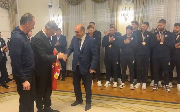 FOTO Plenković dobio dres s potpisima rukometaša: Uživajte danas. Uvijek razveselite narod