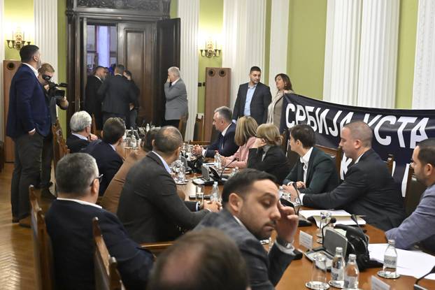 Beograd: Opozicija s transparentima na kolegiju parlamenta kojeg je sazvala Ana Brnabić