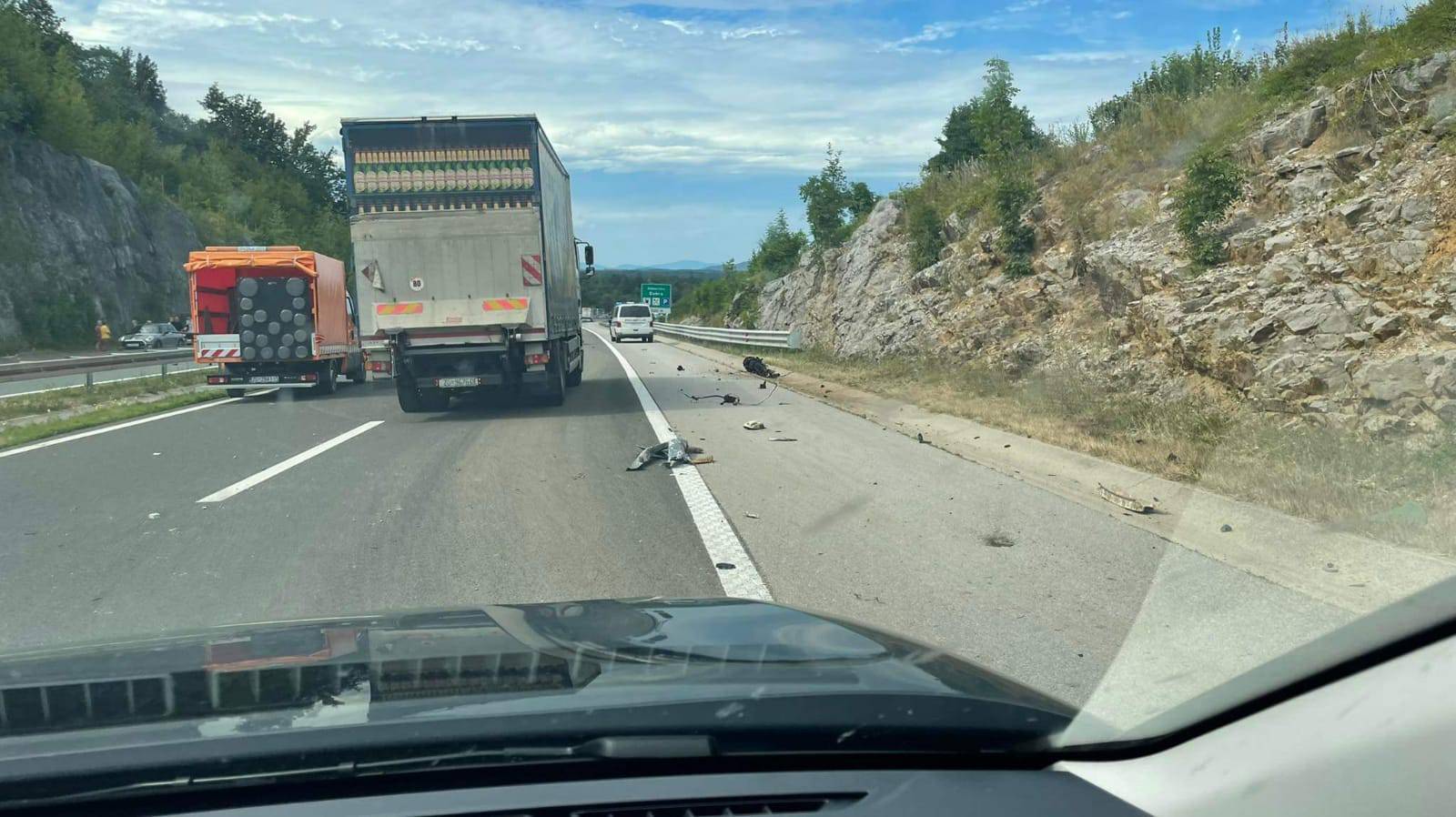 FOTO Teška nesreća na A1 kod Ogulina: Jedan mrtav, vozi se jednim trakom u oba smjera