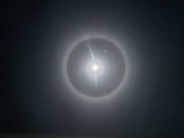 FOTO Hrvate uznemirila čudna pojava na nebu: 'Što bi to sada moglo biti oko Mjeseca!?'