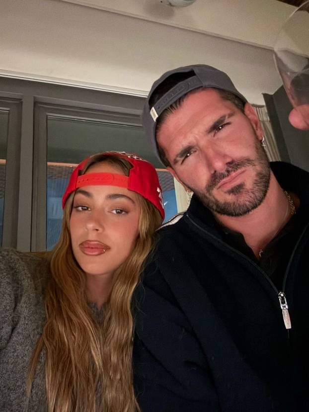 Svjetski prvak ljubi atraktivnu pjevačicu. Uskoro će se vjenčati