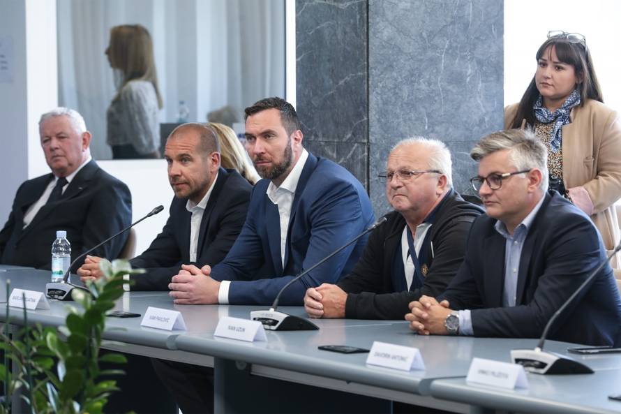 Zagreb: Ministar Aladrović uručio ugovore vrijedne 25.77 milijuna kuna