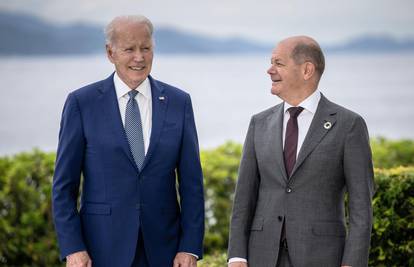 'Mom prijatelju Coca-Cola, a meni čaša vode': Biden i Scholz sjeli nasamo, otpilili Macrona