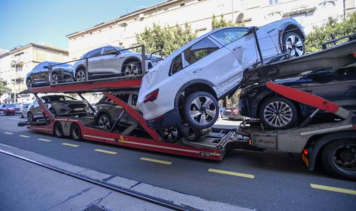 FOTO Velika šteta u Rijeci: S kamiona ispao skupocjeni Audi, oštećena još dva automobila