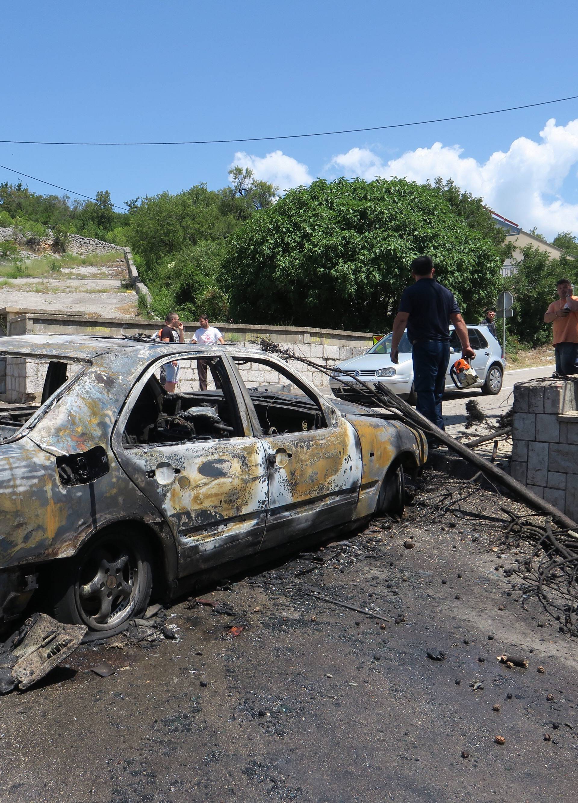 Panika u Zagvozdu: Buktinja iz automobila zahvatila je šumu