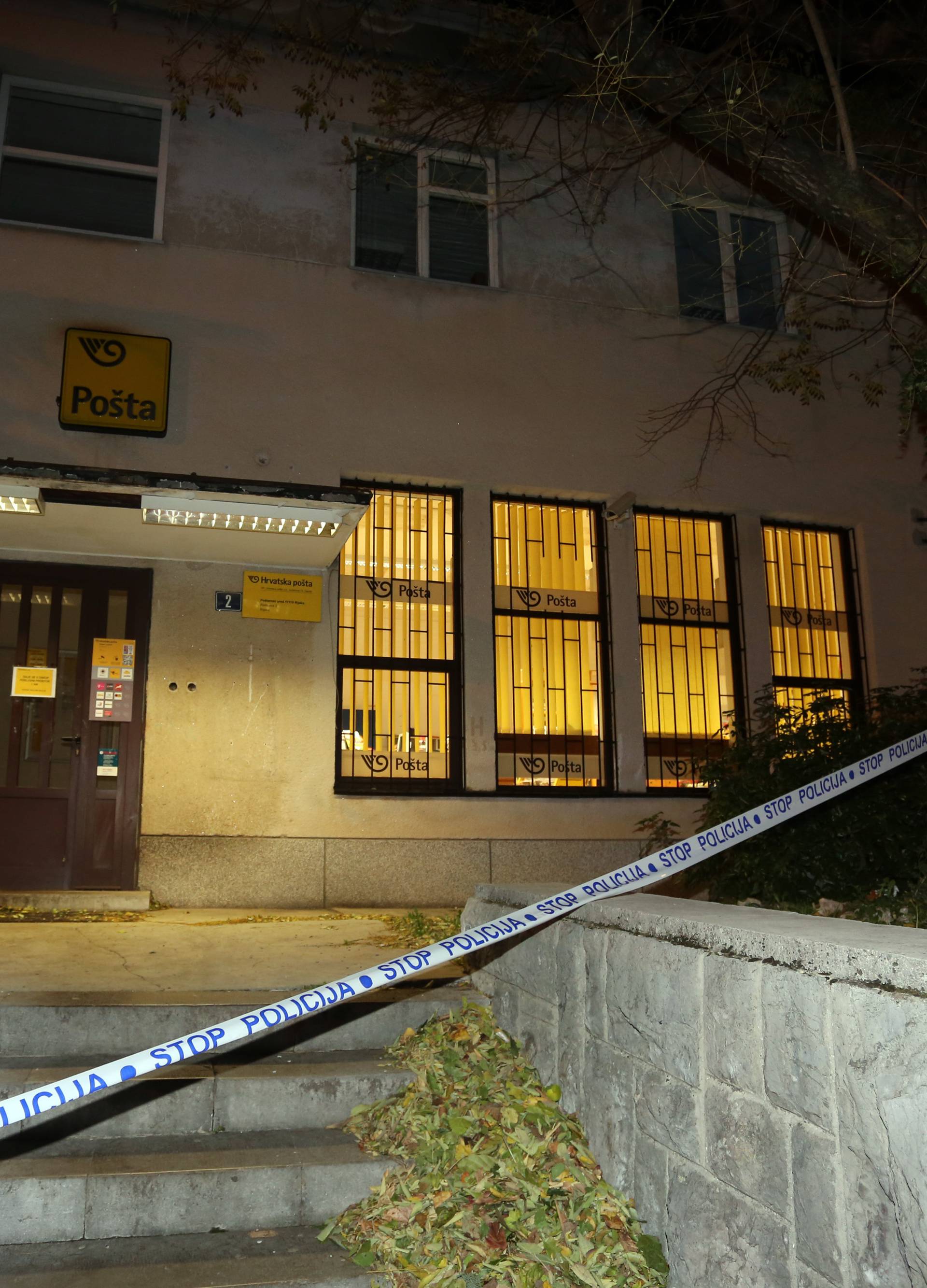 Maskirani napadač opljačkao je Poštu u riječkoj Radićevoj ulici