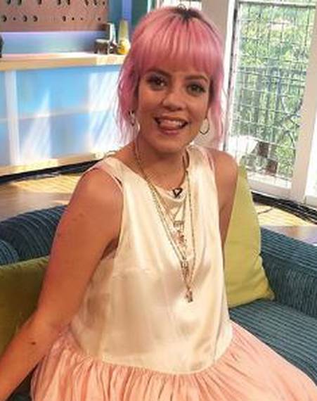 Lily Allen skinula je majicu pa obožavateljima čestitala Uskrs