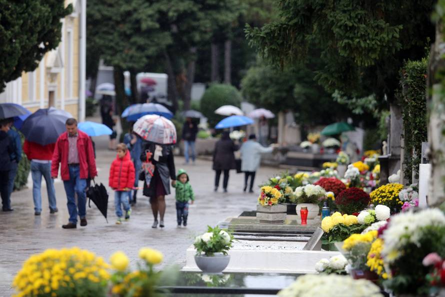 Rijeka: GraÄani po kiÅ¡i obilaze grobove na blagdan Svih svetih