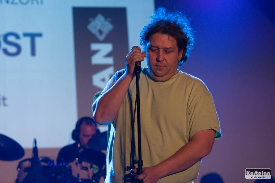 Vitasović je studenticu pozvao na stage pa su skupa zapjevali