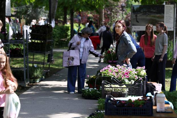 U Dugom selu održan je sajam cvijeća