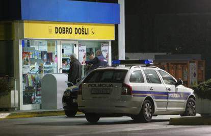 Muškarac prijetio pištoljem i opljačkao benzinsku postaju
