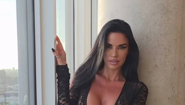 FOTO Knoll u seksi opravici čeka novu tekmu, a pokazala je i crni čipkani kombinezon bez gaćica