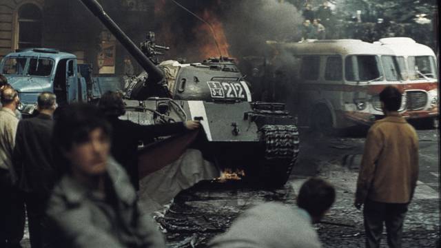 Prag 1968, Brennende Panzer in Prag