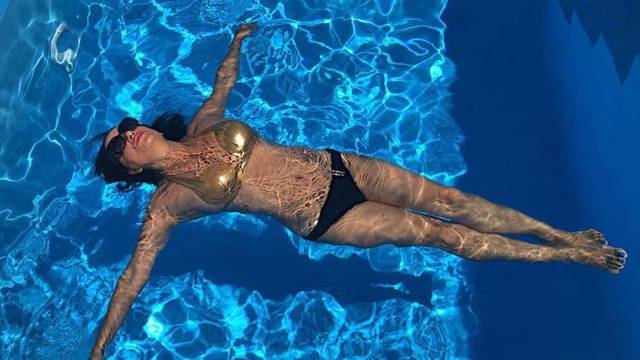 Alka Vuica hladi se u bazenu u svojoj rodnoj Istri: 'Svugdje je lijepo, ali najljepše kod kuće'
