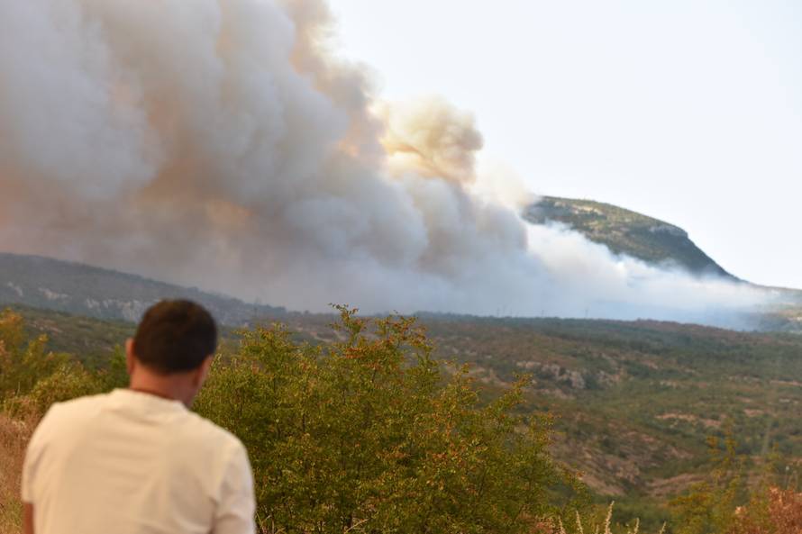 Evakuirali stanovnike sela kod Drniša: 'Ovo je velika nesreća'