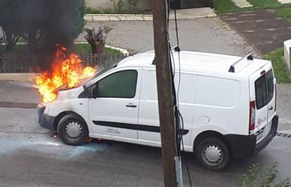 Zapalio se kombi u Zagrebu, stanari ulice pomogli u gašenju