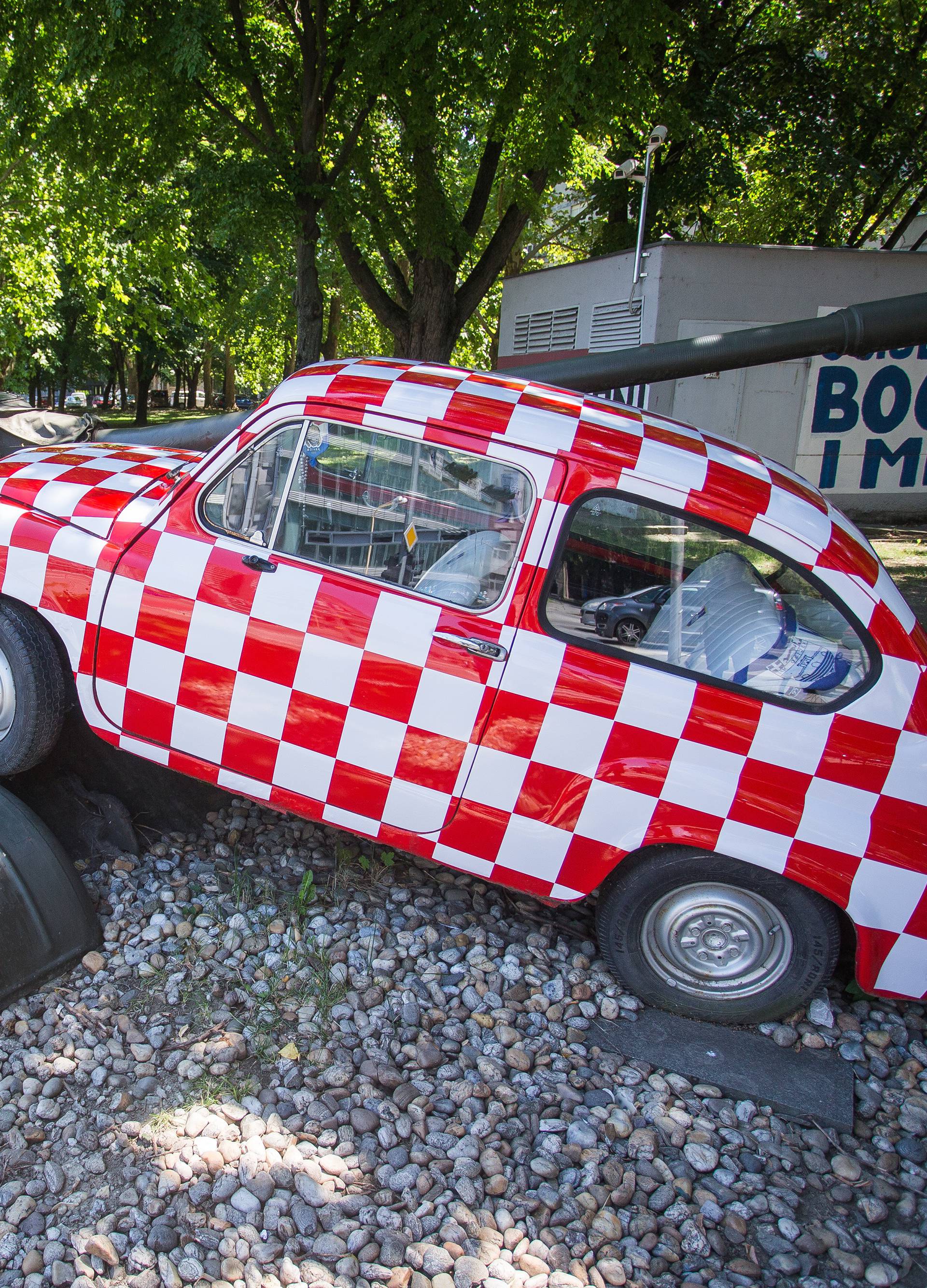 I legendarni Fićo u kockicama; Vojska ima poruku za Vatrene