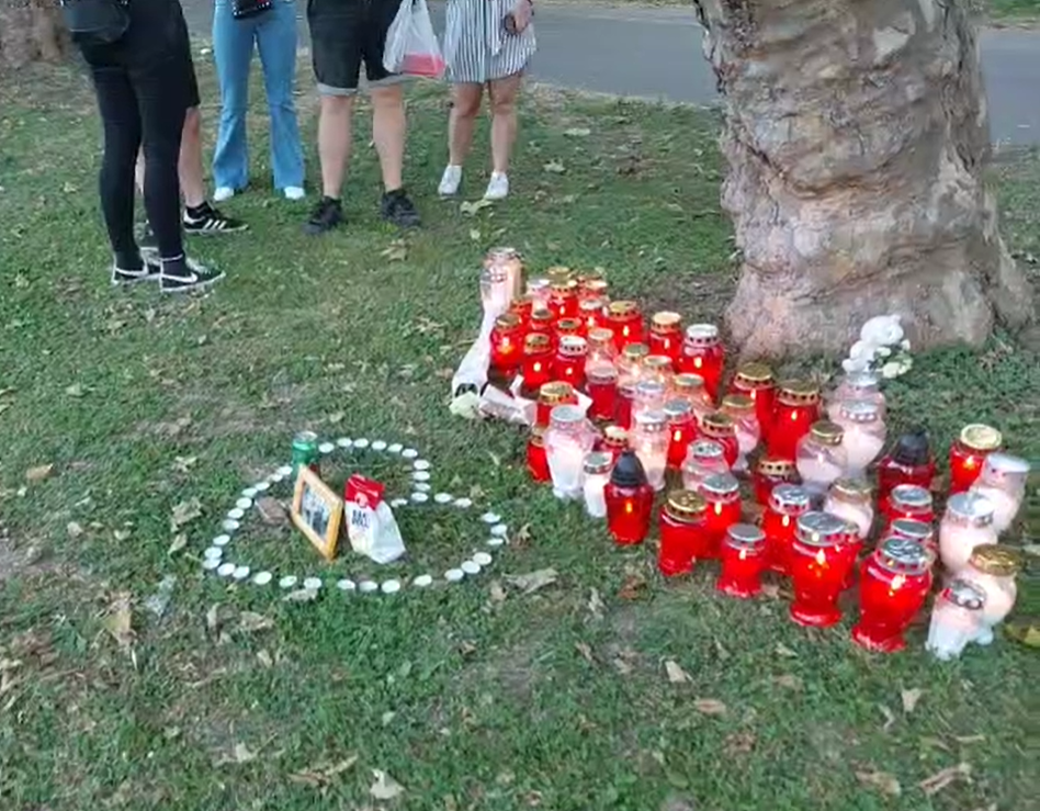Prijatelji poginule djevojke (20) polažu svijeće, cvijeće i poruke na mjestu strašne nesreće