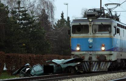 Automobil podletio pod vlak, vozač srećom lakše ozlijeđen