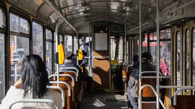 ANKETA S koliko godina se više ne trebate ustajati starijim ljudima u javnom prijevozu?