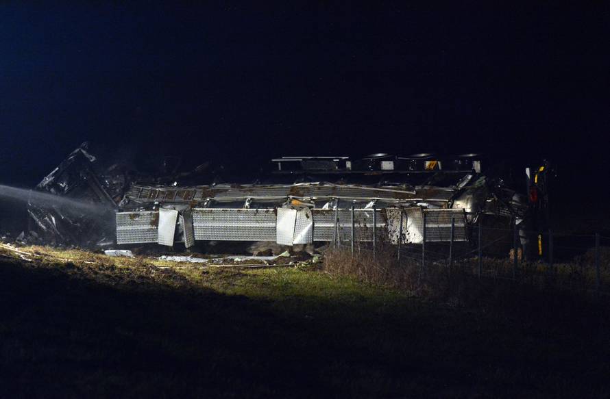 Na autocesti Bregana-Lipovac prevrnula se cisterna i zapalila